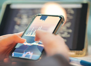 Investerare som granskar en transparent process för överföring av medel och uttag
